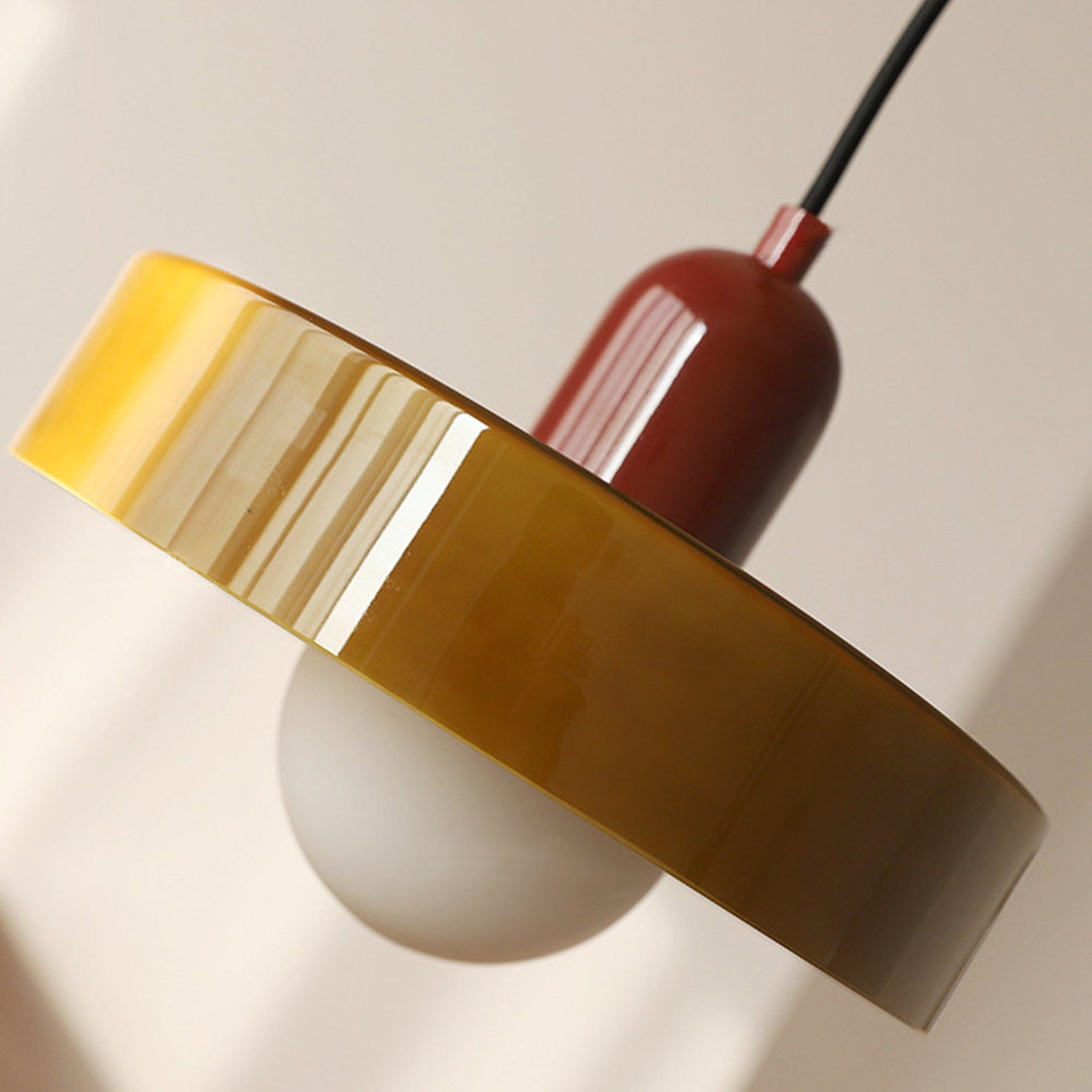 Suspension en verre coloré de style Bauhaus